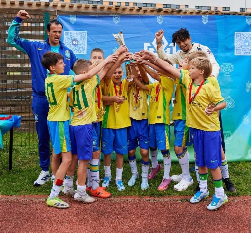 Equipa da Academia Brasileira de Futebol a levantar a taça no torneio «Taça de César»