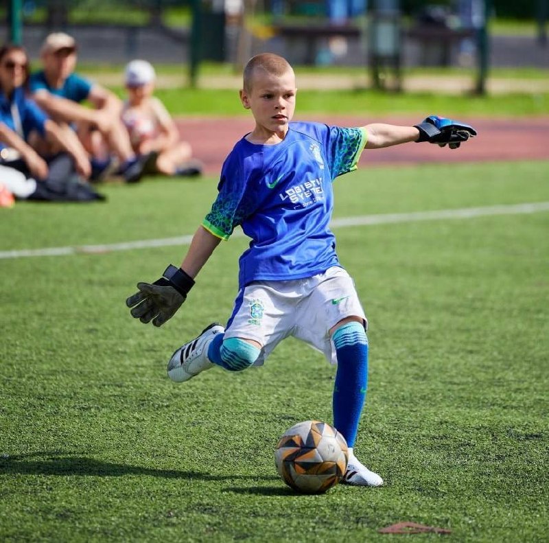 Guarda-redes de uma equipa infantil a repor a bola no torneio «Taça de César»