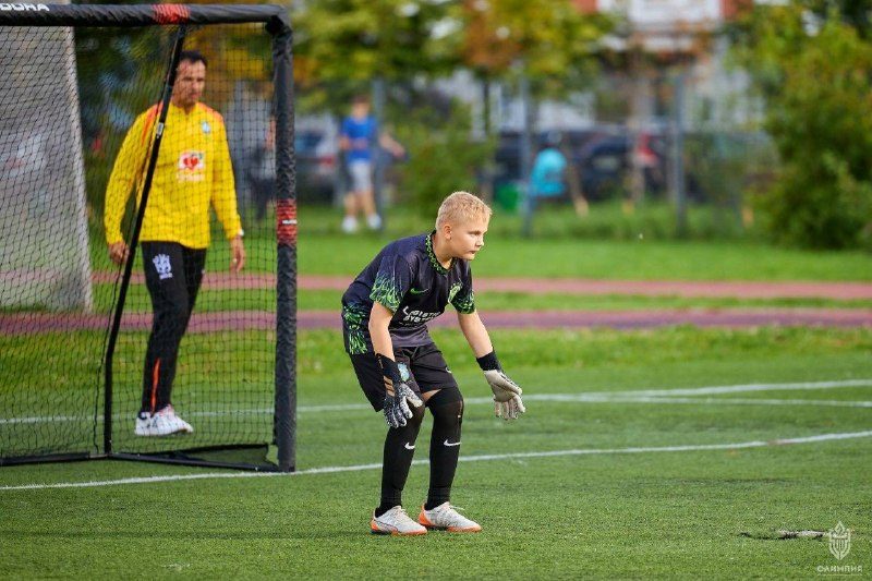 Guarda-redes da equipa infantil de futebol em ação no torneio «Taça de César»
